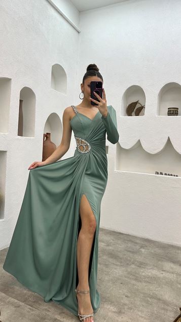 فستان سهرة بكتف واحد وتفاصيل خصر مطرزة باللون الأخضر النعناعي