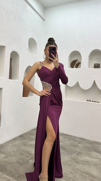 Vestido de noche con detalle de cintura bordado de un hombro ciruela