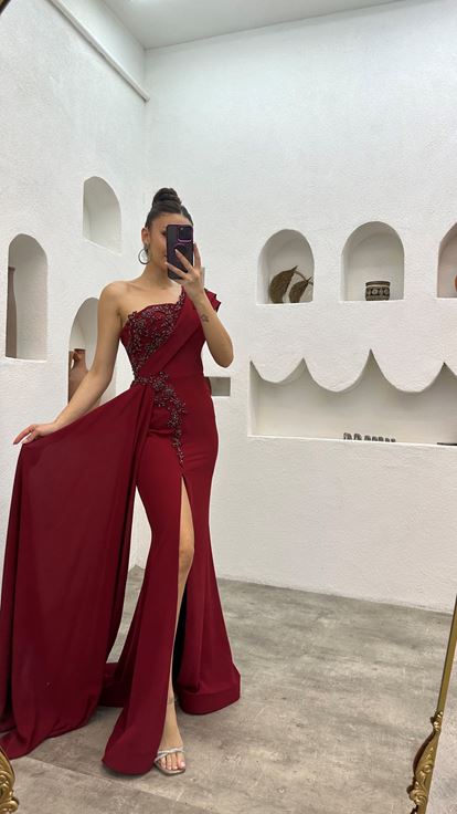 Vestido de noche bordado de un solo hombro burdeos