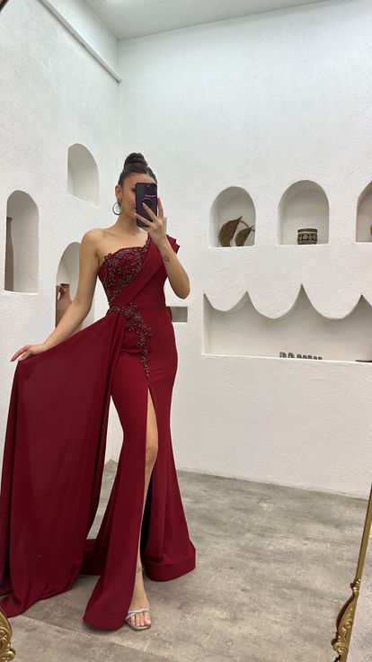 Vestido de noche bordado de un solo hombro burdeos
