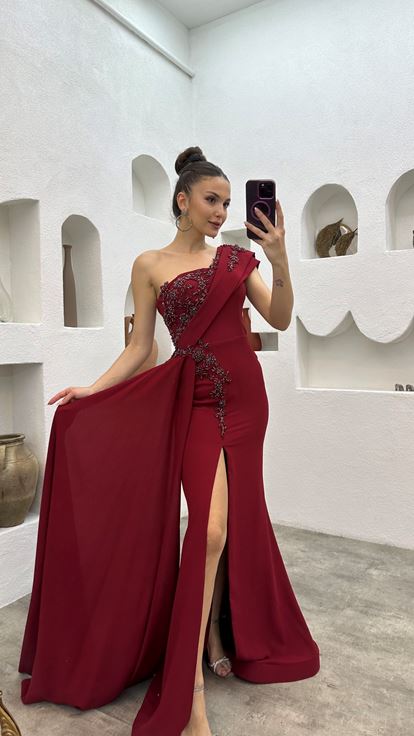 Vestido de noche bordado de un solo hombro burdeos