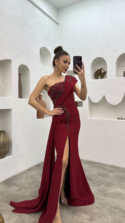 Vestido de noche bordado de un solo hombro burdeos