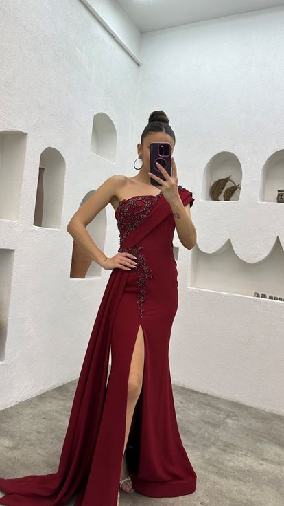 Vestido de noche bordado de un solo hombro burdeos