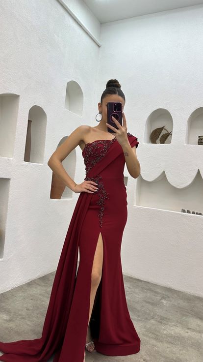 Vestido de noche bordado de un solo hombro burdeos