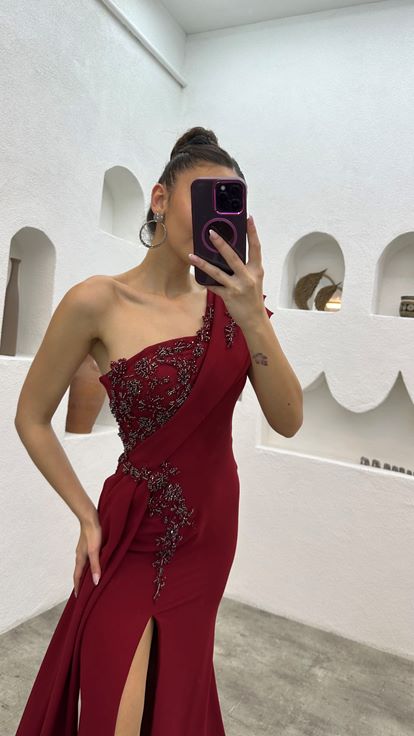 Vestido de noche bordado de un solo hombro burdeos