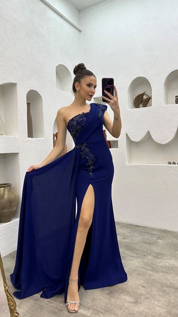 Vestido de noche bordado de un hombro azul marino