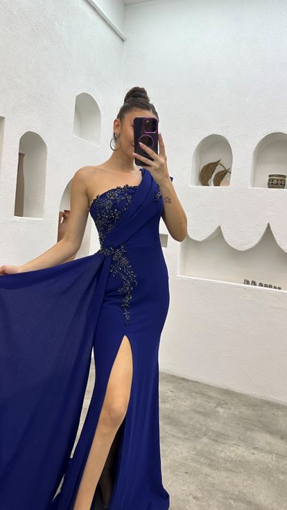 فستان سهرة مطرز بلون كحلي بكتف واحد