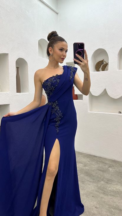 فستان سهرة مطرز بلون كحلي بكتف واحد