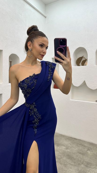 فستان سهرة مطرز بلون كحلي بكتف واحد