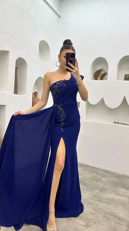 فستان سهرة مطرز بلون كحلي بكتف واحد