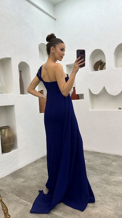 فستان سهرة مطرز بلون كحلي بكتف واحد