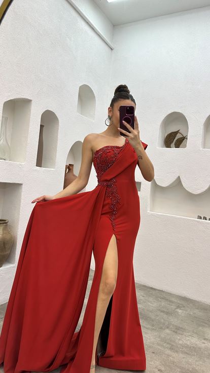 فستان سهرة مطرز بلون البلاط، بكتف واحد