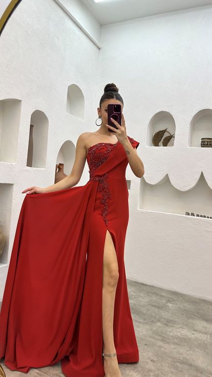 فستان سهرة مطرز بلون البلاط، بكتف واحد