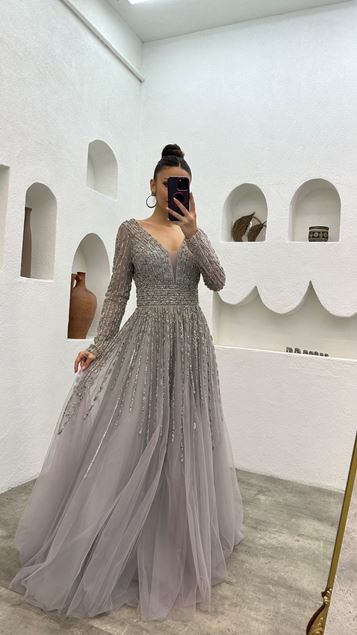 Abito da sera in tulle ricamato in pietra grigia