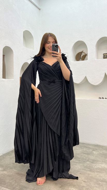 Vestido de noche negro de talla grande con ribete floral y pliegues 