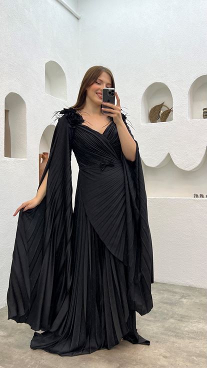 Vestido de noche negro de talla grande con ribete floral y pliegues 