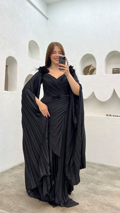 Vestido de noche negro de talla grande con ribete floral y pliegues 