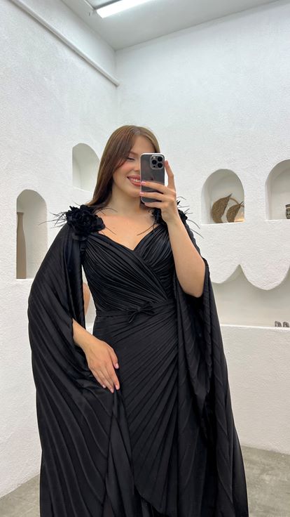 Vestido de noche negro de talla grande con ribete floral y pliegues 