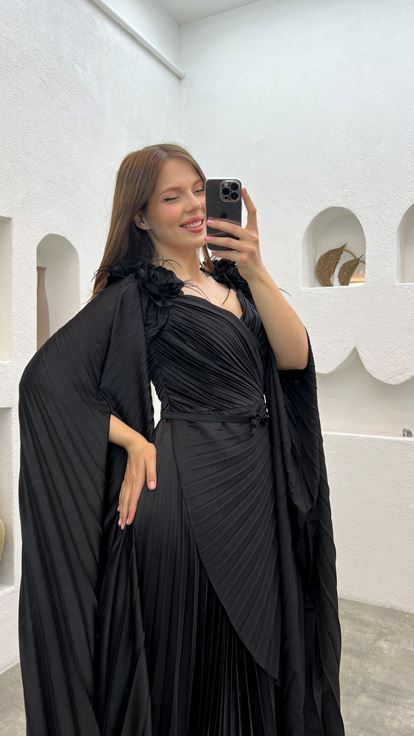 Vestido de noche negro de talla grande con ribete floral y pliegues 