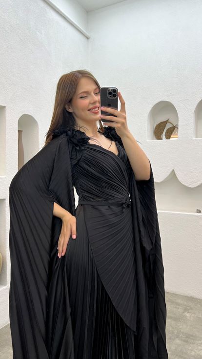 Vestido de noche negro de talla grande con ribete floral y pliegues 