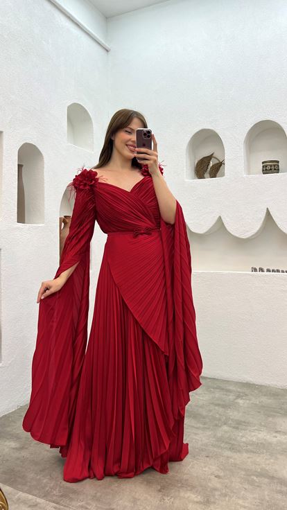 Rotes  geblümtes  plissiertes Abendkleid in Übergröße mit Schultern