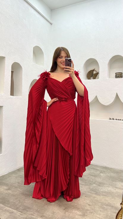 Rotes  geblümtes  plissiertes Abendkleid in Übergröße mit Schultern
