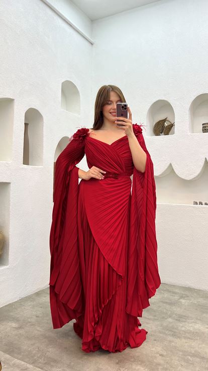 Rotes  geblümtes  plissiertes Abendkleid in Übergröße mit Schultern