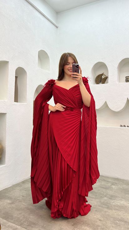 Rotes  geblümtes  plissiertes Abendkleid in Übergröße mit Schultern