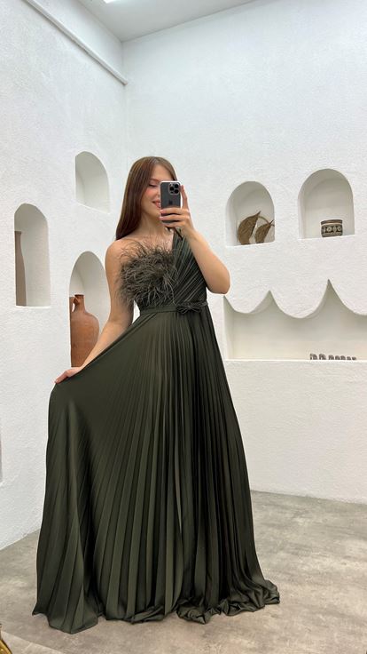 Abito da sera kaki monospalla plissettato con piume  taglie forti