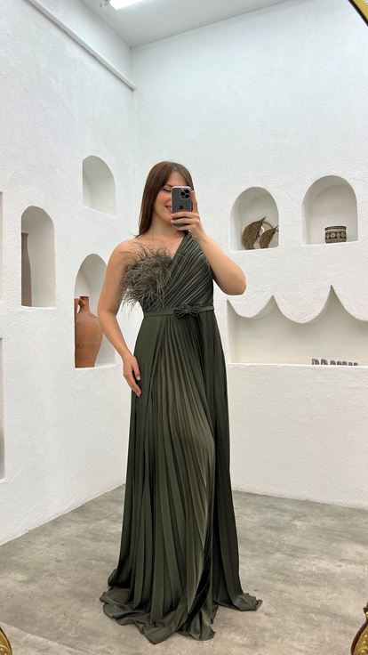 Abito da sera kaki monospalla plissettato con piume  taglie forti