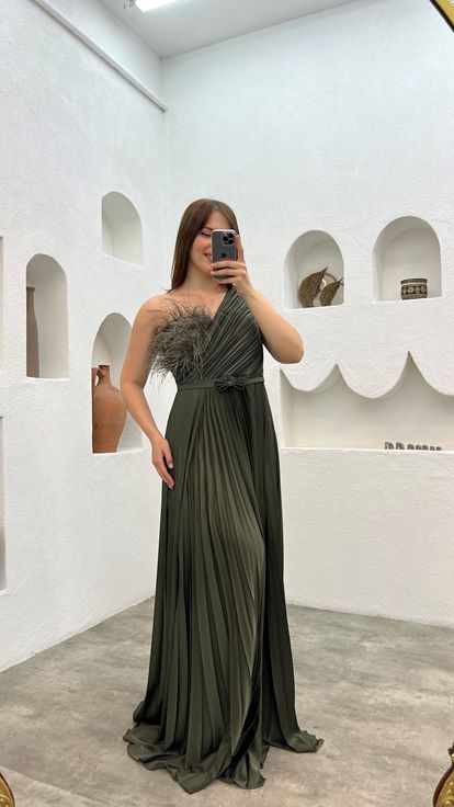 Abito da sera kaki monospalla plissettato con piume  taglie forti