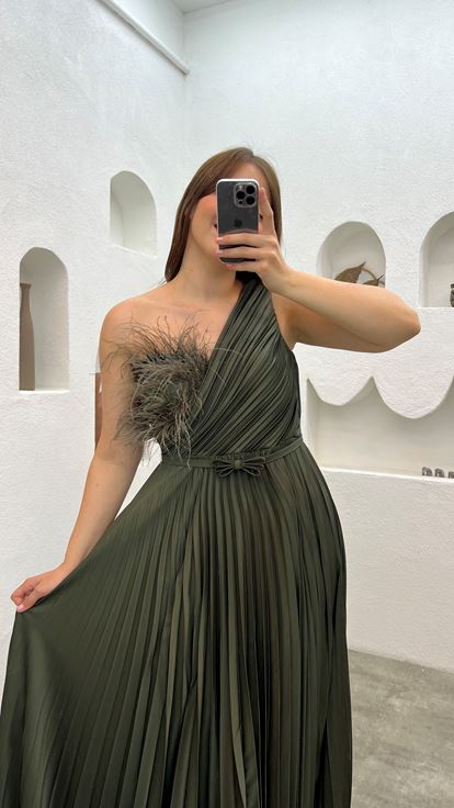 Abito da sera kaki monospalla plissettato con piume  taglie forti