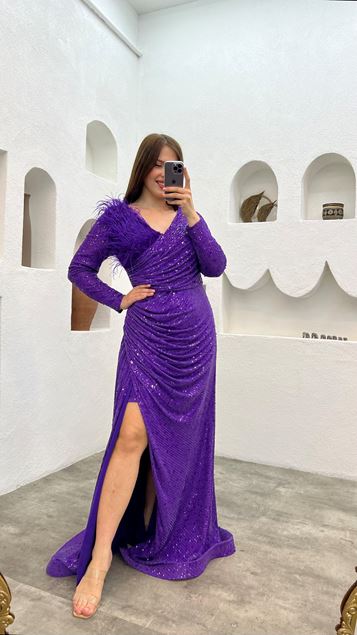 Lilafarbenes Abendkleid mit Federn und Pailletten auf der Brust
