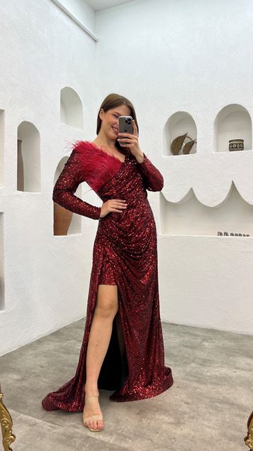 Rotes Abendkleid mit Federdetail und Pailletten auf der Brust in Übergröße