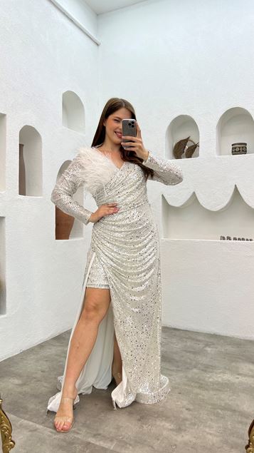 Weißes Abendkleid mit Federdetail und Pailletten auf der Brust in Übergröße