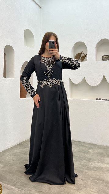 Schwarzes Abendkleid mit Federdetail und Pailletten auf der Brust in Übergröße