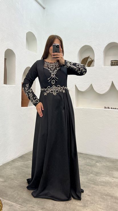 فستان سهرة أسود بمقاسات كبيرة مزين بالريش والترتر على الصدر