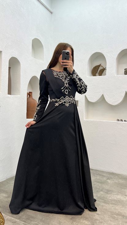 فستان سهرة أسود بمقاسات كبيرة مزين بالريش والترتر على الصدر