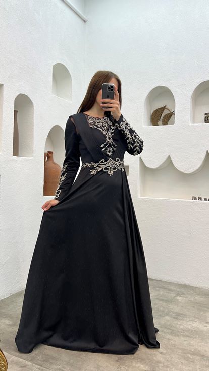 فستان سهرة أسود بمقاسات كبيرة مزين بالريش والترتر على الصدر