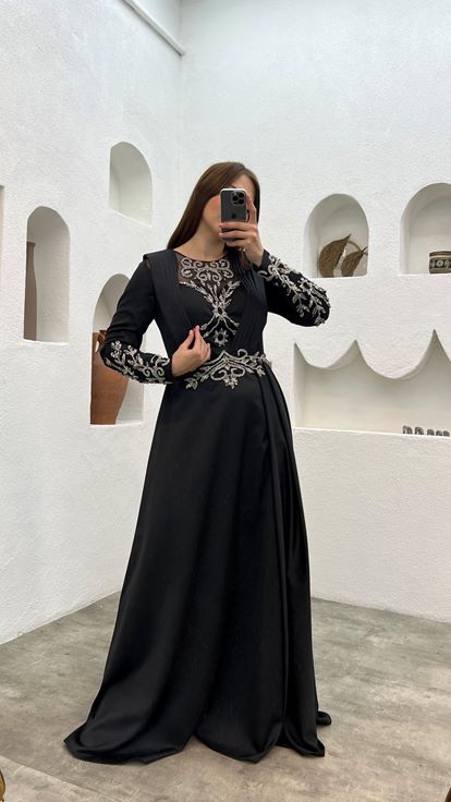 فستان سهرة أسود بمقاسات كبيرة مزين بالريش والترتر على الصدر