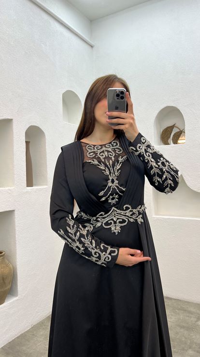 فستان سهرة أسود بمقاسات كبيرة مزين بالريش والترتر على الصدر