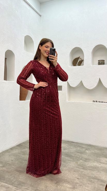 فستان سهرة كبير الحجم مزين بالترتر باللون العنابي