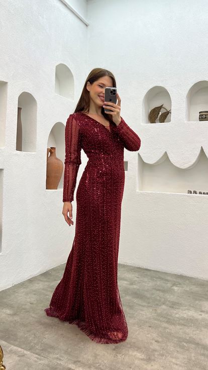 فستان سهرة كبير الحجم مزين بالترتر باللون العنابي