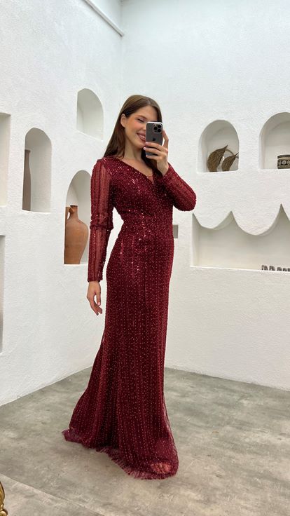 فستان سهرة كبير الحجم مزين بالترتر باللون العنابي