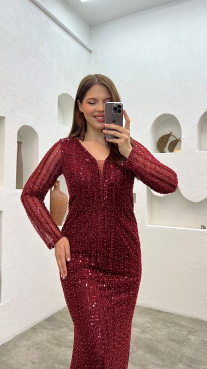 فستان سهرة كبير الحجم مزين بالترتر باللون العنابي