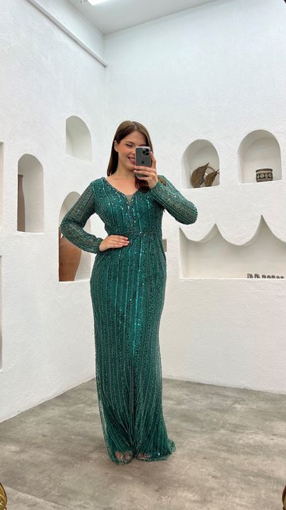 فستان سهرة بمقاسات كبيرة مزين بالترتر الزمردي