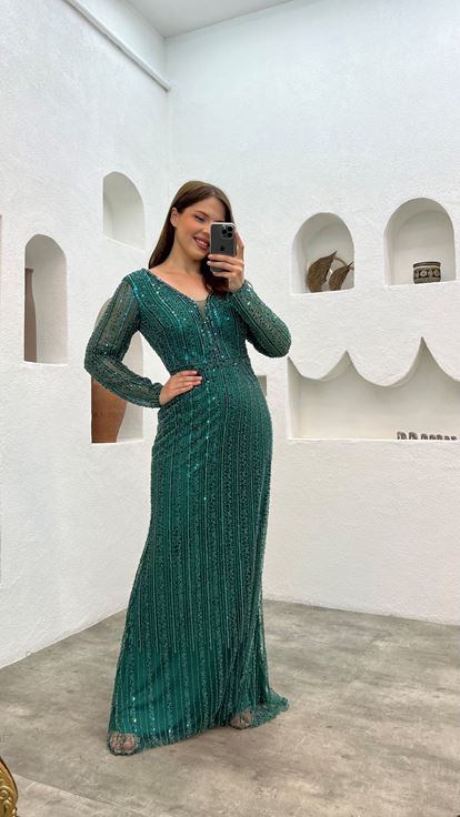 فستان سهرة بمقاسات كبيرة مزين بالترتر الزمردي