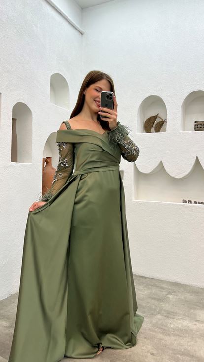 فستان سهرة كاكي اللون بأشرطة وأكمام مزينة بالتول