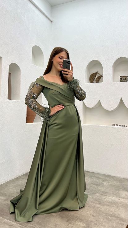 فستان سهرة كاكي اللون بأشرطة وأكمام مزينة بالتول