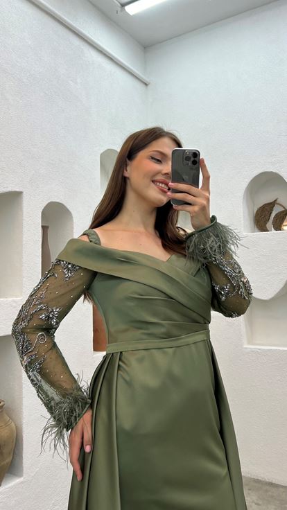 فستان سهرة كاكي اللون بأشرطة وأكمام مزينة بالتول